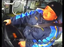 Sopir Tiba-Tiba Kejang, Bus Tabrak Banyak Mobil