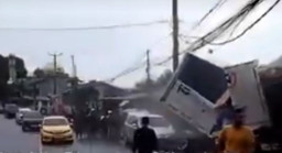 Lima Kendaraan Terlibat Kecelakaan Beruntun di Jalur Puncak