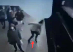 Nenek Didorong hingga Jatuh ke Rel Kereta