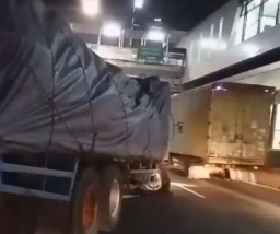 Truk Senggol Separator Busway, Kemacetan Parah Terjadi