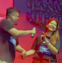 Akun Medsos Mantu Jokowi 'Diserbu' Foto Wanita Seksi, Siapa Dia?