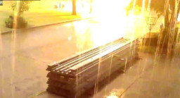 Minum-minum Sambil Hujan-hujanan, Pemuda Ini Disambar Petir