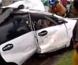 Sopir Hilang Kendali, Avanza Tabrak Tiang Baliho hingga Terbelah Jadi Dua