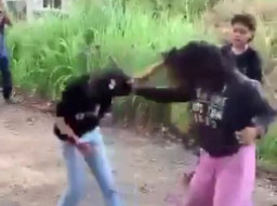 Viral, Dua Perempuan di Bawah Umur Carok hingga Jambak-jambakan