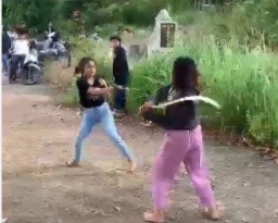 Dua Cewek yang Carok dan Viral, Masih Berusia 14 dan 15 Tahun