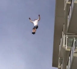 Pria Tak Dikenal Lompat dari Lantai Atas Hotel