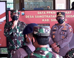 Panglima TNI dan Kapolri Tinjau Posko PPKM Darurat Desa Sawotratap, Sidoarjo
