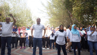 Senam Bersama di Mangrove, Wali Kota Eri Beri Hadiah Motor dan Sepeda untuk Guru