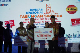 Nasabah Bank Jatim Dapat Hadiah Utama Undian Nasional Simpeda