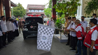 PMI dan Pramuka Ponorogo Bantu 100 Tandon Air untuk Korban Semeru