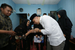 Wali Kota Eri Cahyadi Beri Santunan Korban Kecelakaan Maut di Lumajang