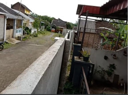 Tembok Pagar Perumahan Green Village di Malang Tutup Akses Rumah Warga