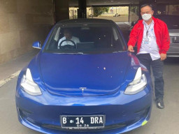Indra Kenz Serahkan Tesla ke Bareskrim