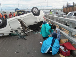 Patah As, Toyota Avanza Terbalik di Suramadu