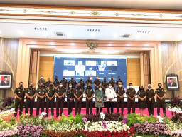 Kawal Dana Bansos, Kajati Kalbar Terima Penghargaan dari Mensos Risma