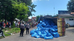 Truk Bermuatan Garam Terguling di Kalianget Sumenep