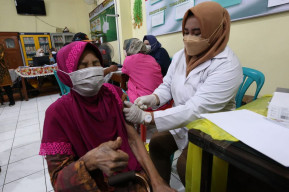 Pemkot Surabaya Gelar Vaksinasi Massal Lansia di Balai RW