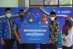 XL Axiata Donasikan 100 Laptop ke Belasan Pesantren