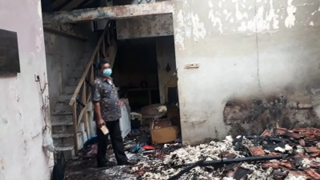 Taruh Lilin di Samping Tempat Tidur, Satu Rumah Ludes Terbakar