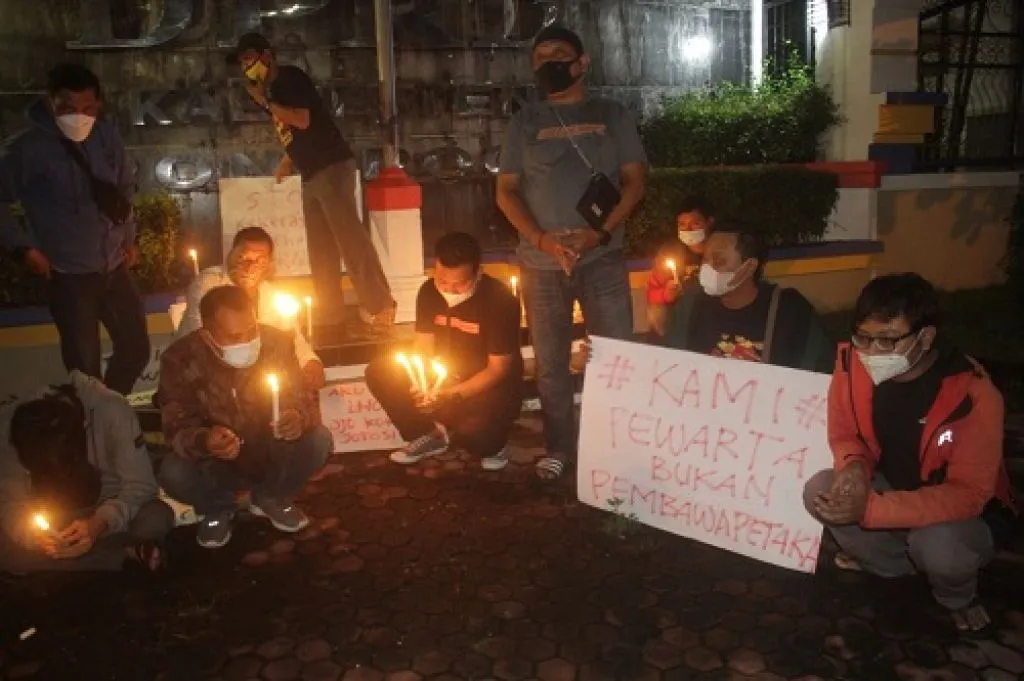 Nyalakan Lilin Duka, Wartawan Ponorogo Tuntut Penganiaya Jurnalis Dihukum