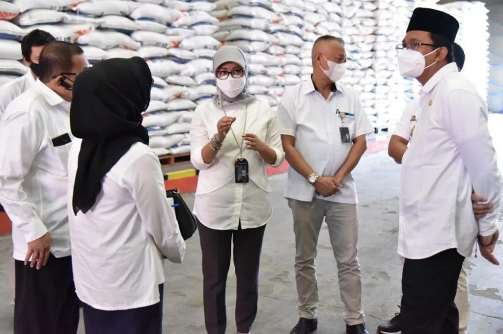 Gus Muhdlor Tinjau Ketersediaan Beras di Gudang Bulog Buduran
