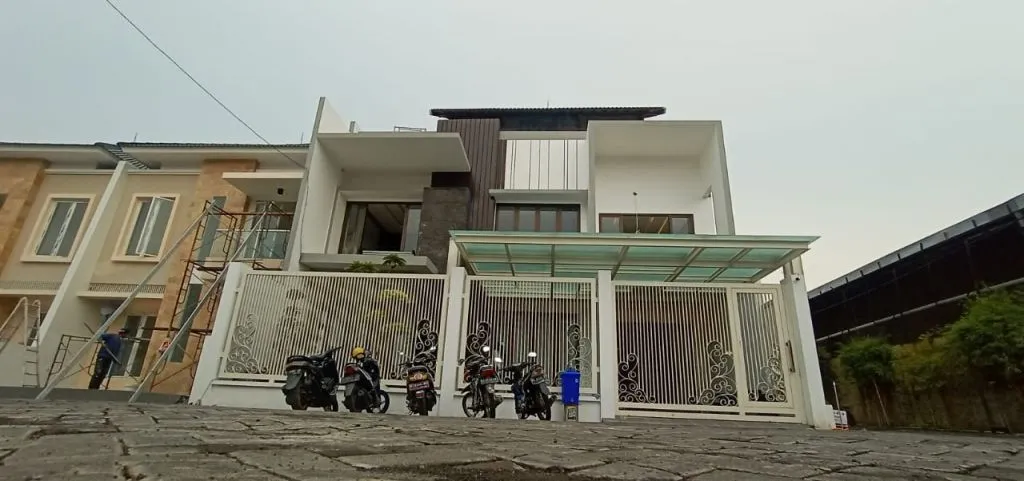 KPK Datangi Rumah Mantan Bupati Gresik Sambari Halim