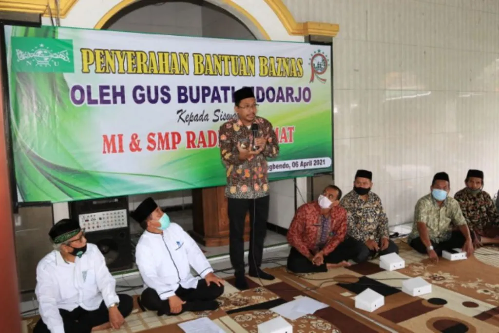 Bupati Sidoarjo Serahkan Bantuan pada Siswa MI-SMP Raden Rahmad Balongbendo