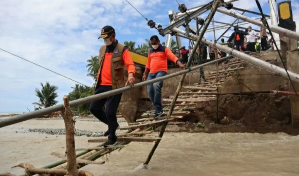 Penanganan Banjir Bandang, Doni Turun ke Lokasi