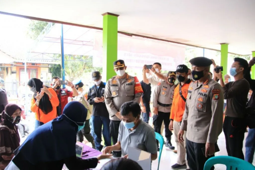 Kapolres Bekasi Kota Tinjau Vaksinasi Massal di Mustika Jay