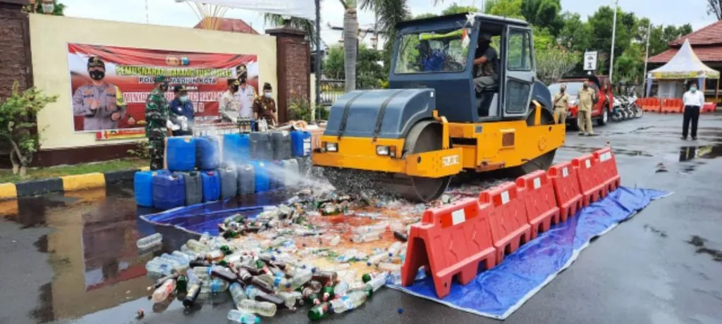 Jelang Ramadhan, Polres Madiun Kota Musnahkan Miras dan Knalpot Brong
