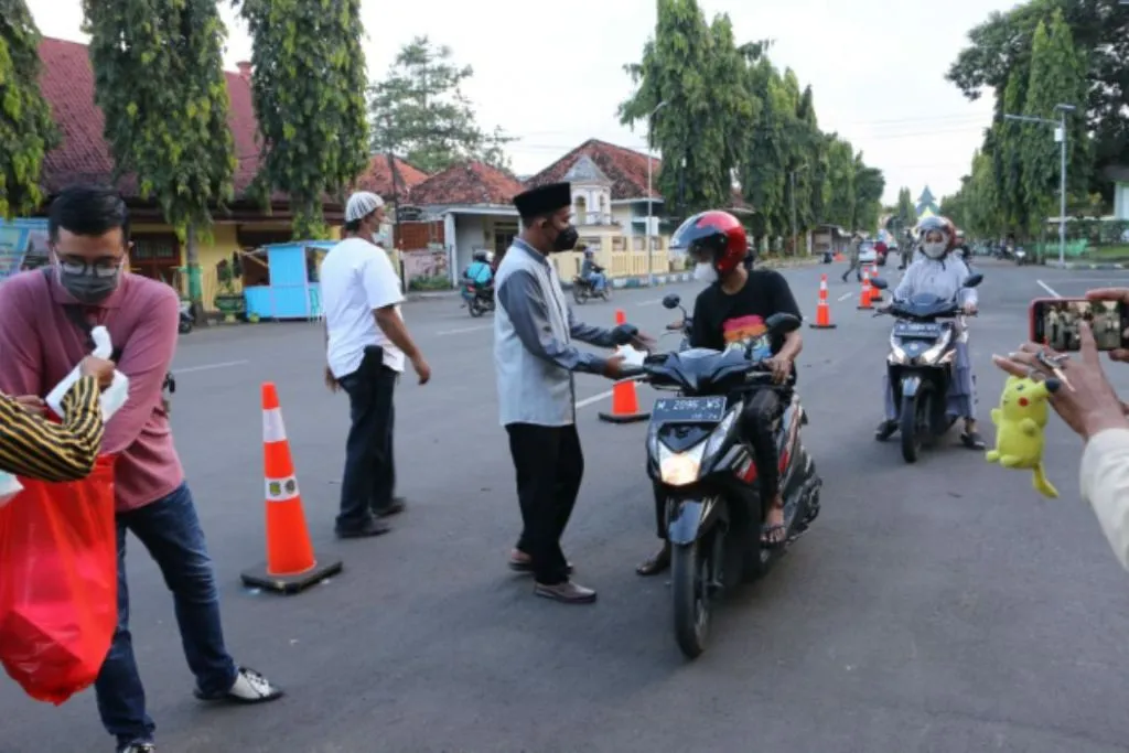 Bupati Sumenep Bagi-bagi Takjil di Hari Pertama Bulan Ramadan