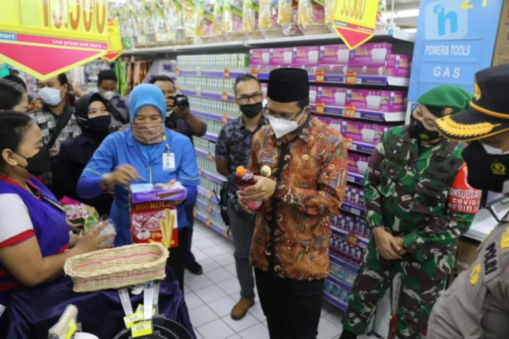 Jelang Lebaran, Bupati Gus Muhdlor Sidak Mamin di Supermarket