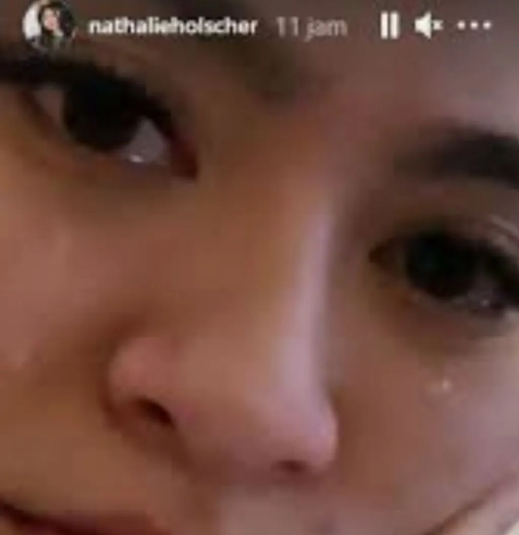 Putrinya Menangis, Nenek Nathalie Holscher: Ada yang Salah