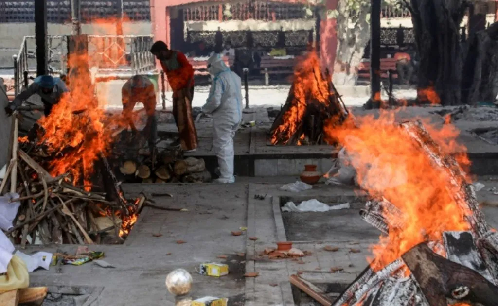 Saking Banyaknya, Jasad Pasien Corona di India Dibakar di Ruang Terbuka