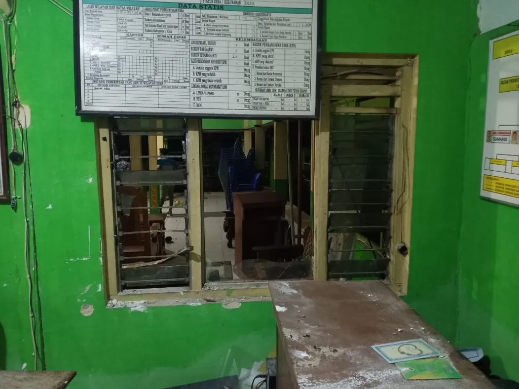 Balai Desa Ngimbang Rusak Parah Setelah Diserang Puluhan Massa