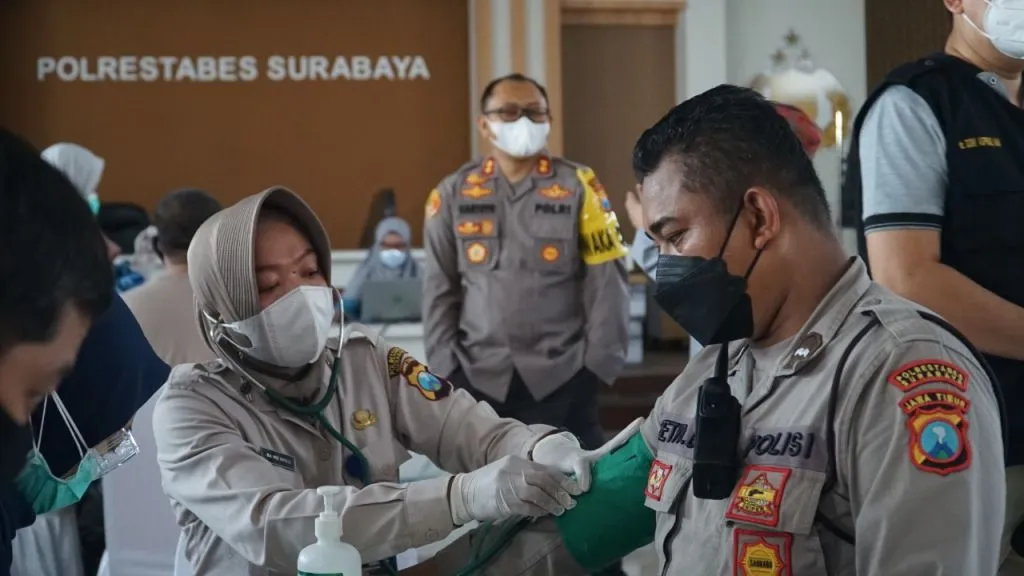 Polrestabes Surabaya Bantu Pemkot Wujudkan 100 Persen Vaksinasi