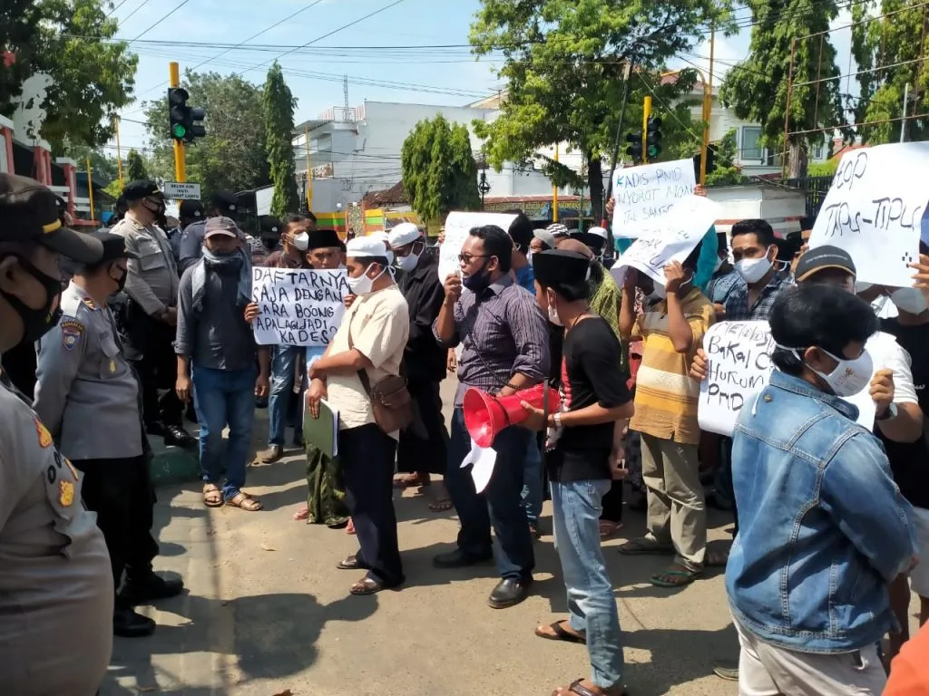 Pilkades Payudan Daleman Memanas, Puluhan Warga Demo Kantor DPMD Sumenep