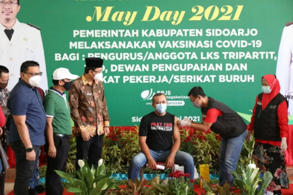 Hari Buruh, Bupati Gus Muhdlor Buka Posko Pengawasan THR