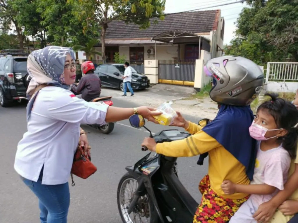 Rina Haryati, Anggota DPRD Kota Madiun Bagi Takjil bersama Ansor dan Banser