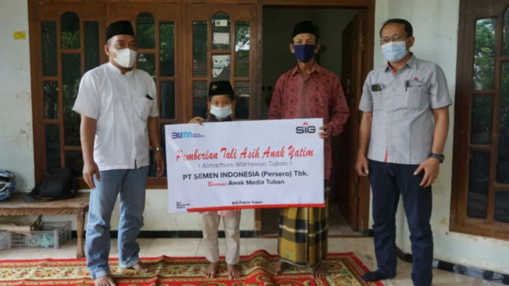 Humas SIG Pabrik Tuban Beri Taliasih kepada Yatim Almarhum Wartawan