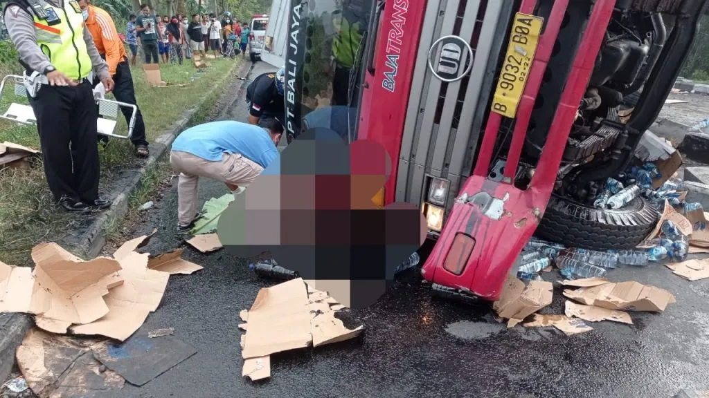 WingBox Muat Air Mineral Ditabrak Kereta Api Turangga, Sopir Tewas di Lokasi