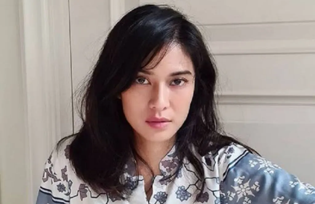 Ayah Buddha, Ibu Katolik, Dian Sastro Pilih Islam