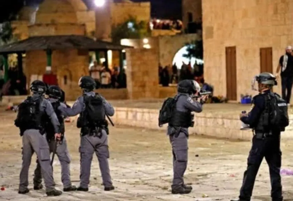 Polisi Israel Bubarkan Shalat Traweh di Al Aqsa, 53 Warga Palestina Luka Parah