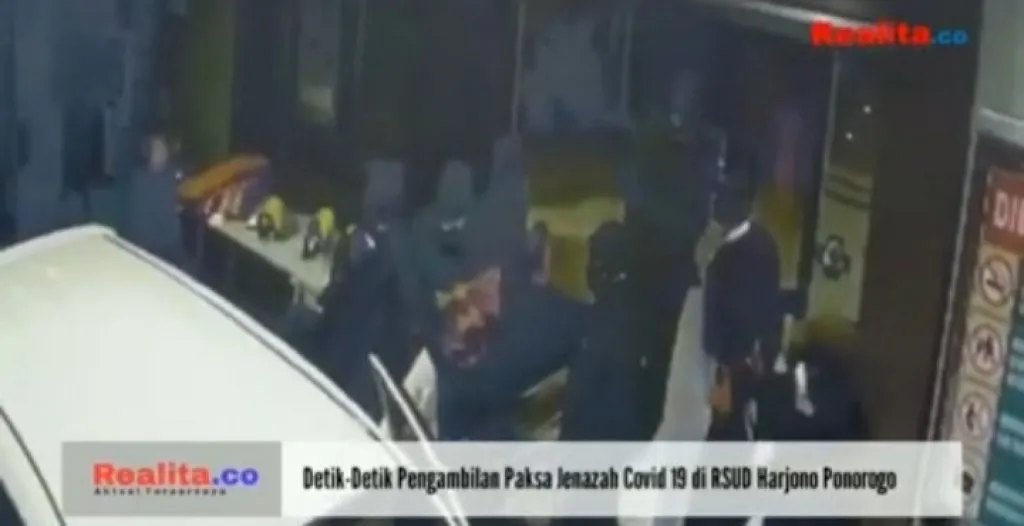 Detik-Detik Pengambilan Paksa Jenazah Covid 19 di RSUD Harjono Ponorogo