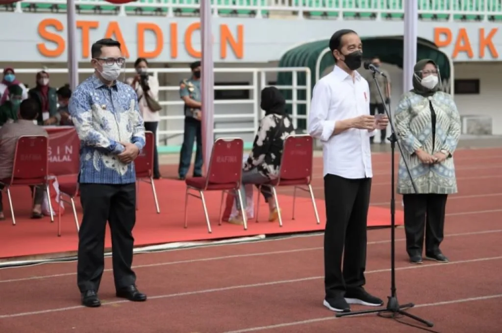 Gubernur Ridwan Kamil Dampingi Presiden Lihat Vaksinasi Massal di Stasiun