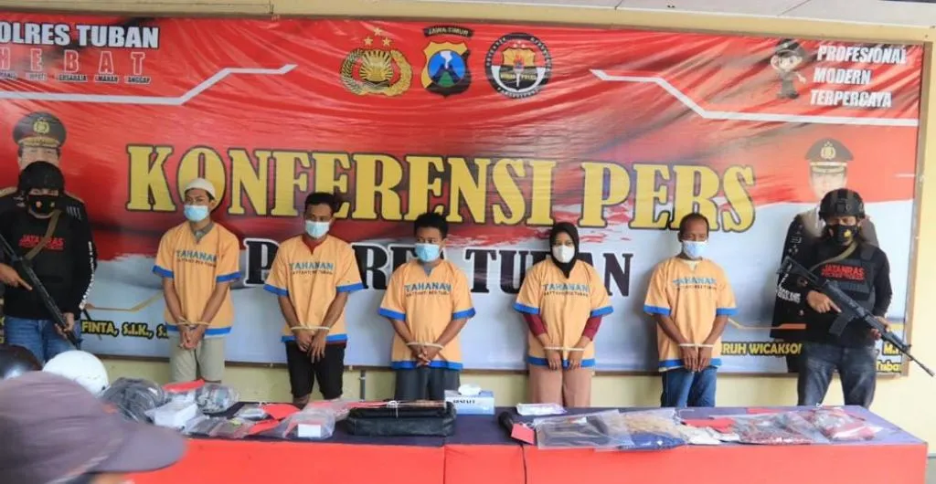 Pasutri di Tuban, Curi HP sambil Bawa Anak Mereka yang Masih Kecil