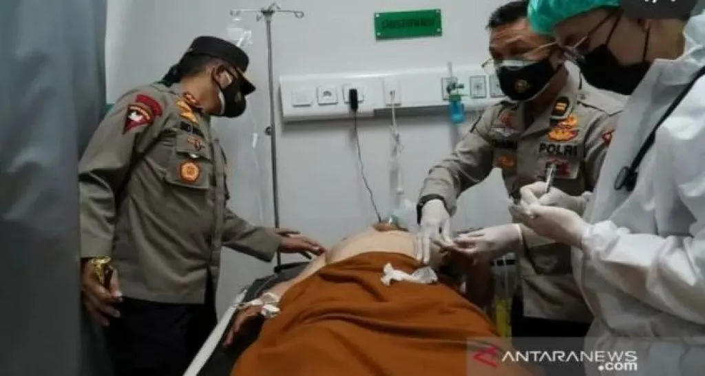 Leher Anggota Polisi Ditusuk Orang Tak Dikenal