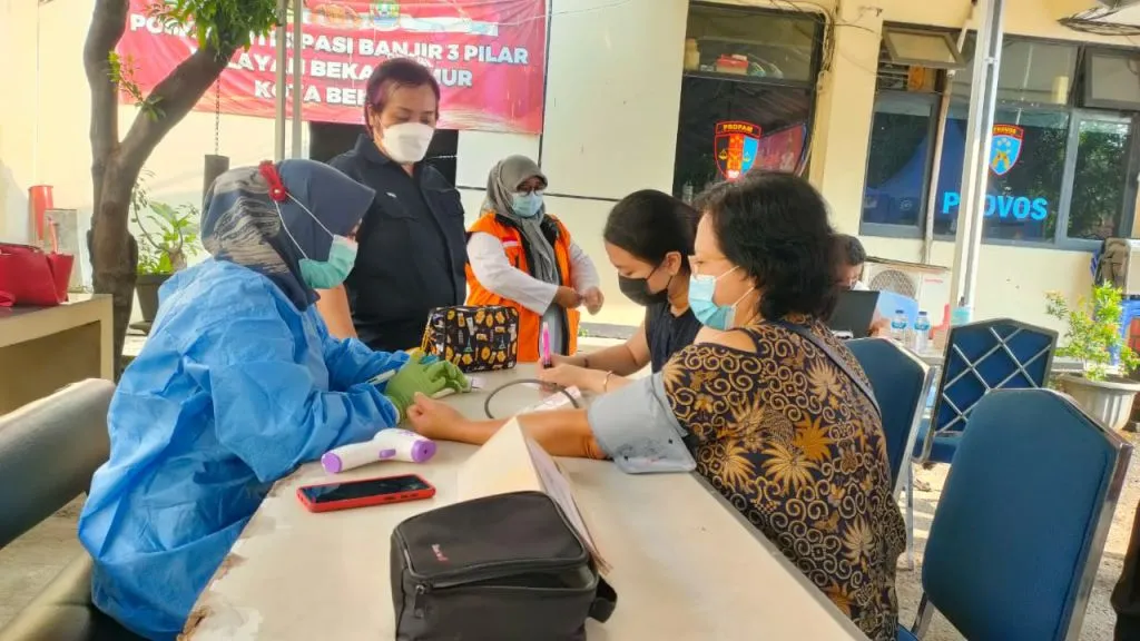 Bakti Bhayangkara, Warga Antusias Divaksin di Polsek Bekasi Timur