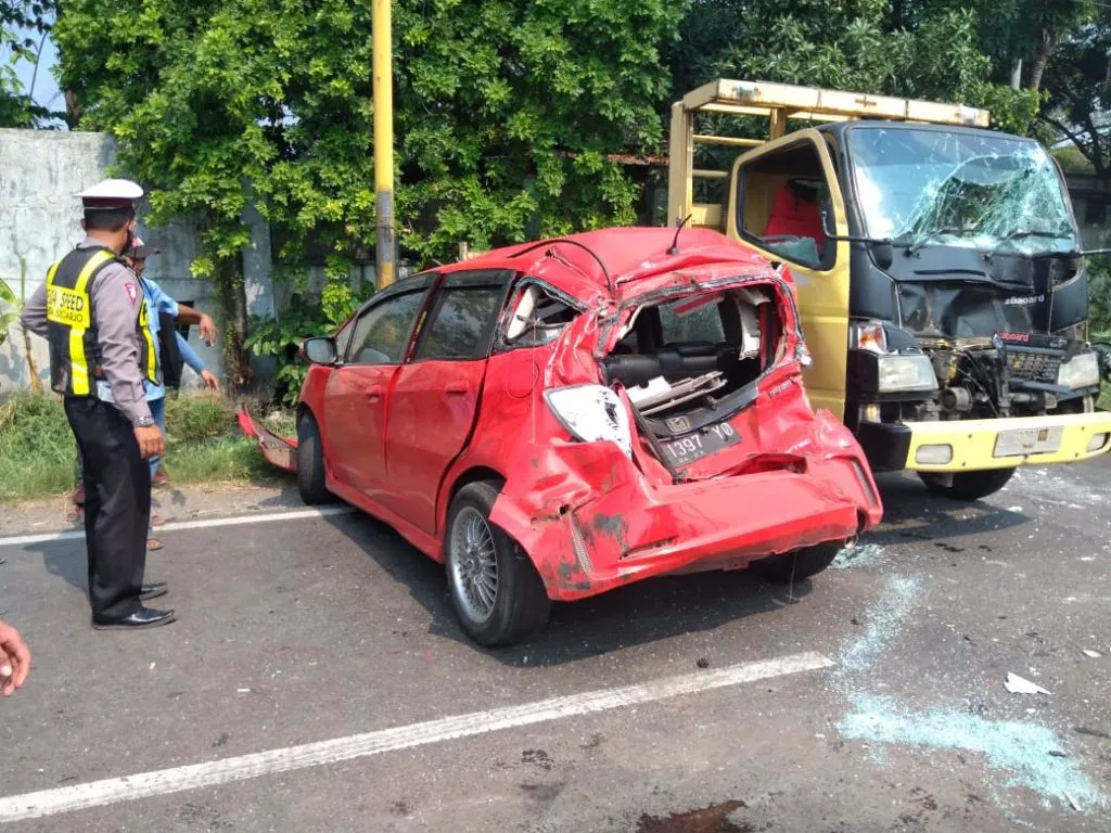 Enam Kendaraan Tabrakan Beruntun di Jalan Raya Surabaya-Krian, Honda Jazz Ringsek