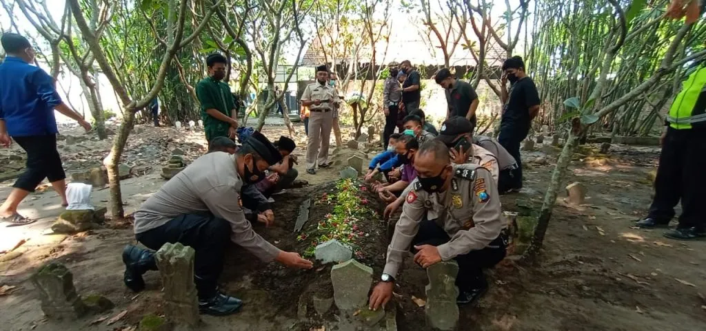 Kapolsek Krian Ikut Makamkan Angotanya yang Meninggal Dunia